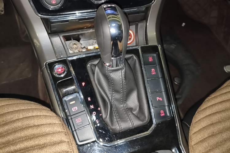 Used Volkswagen Passat 2017 280TSI DSG Luxury Edition Gear Lever