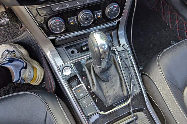 Used Volkswagen Passat 2017 330TSI DSG Luxury Edition Gear Lever