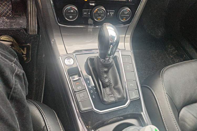Used Volkswagen Passat 2017 330TSI DSG Luxury Edition Gear Lever