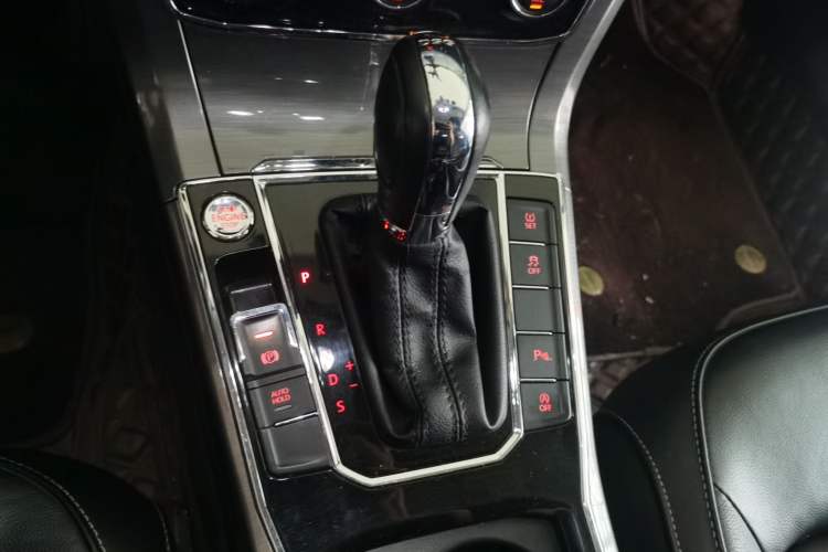 Used Volkswagen Passat 2017 330TSI DSG Luxury Edition Gear Lever