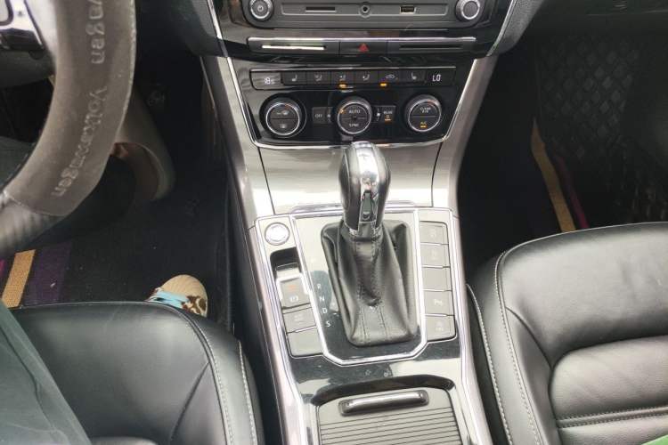 Used Volkswagen Passat 2017 280TSI DSG Luxury Edition Gear Lever