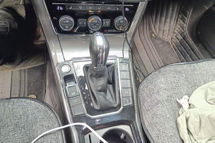 Used Volkswagen Passat 2017 330TSI DSG Luxury Edition Gear Lever