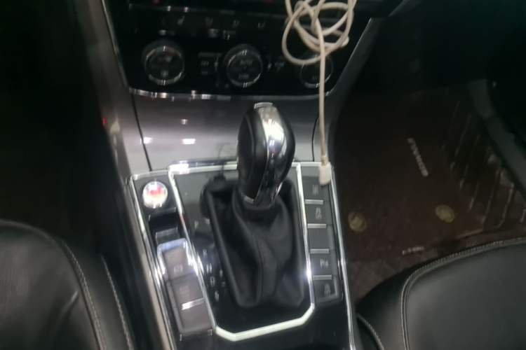 Used Volkswagen Passat 2017 330TSI DSG Luxury Edition Gear Lever