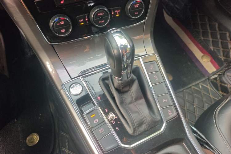 Used Volkswagen Passat 2017 280TSI DSG Luxury Edition Gear Lever