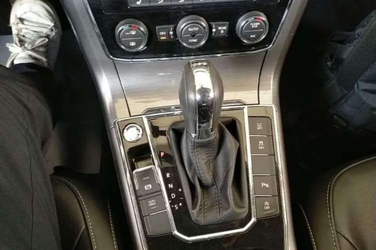 Used Volkswagen Passat 2017 330TSI DSG Luxury Edition Gear Lever