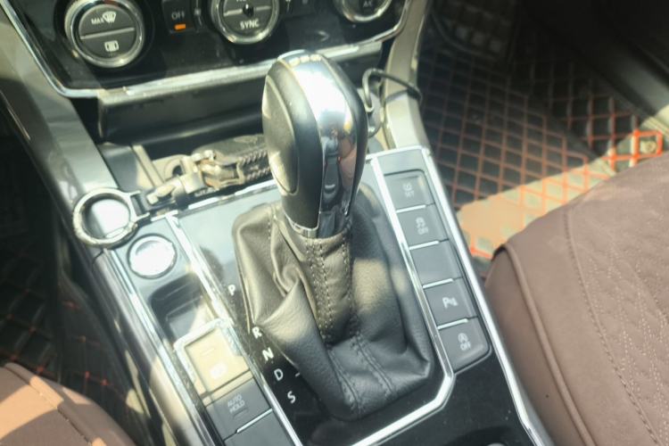 Used Volkswagen Passat 2017 280TSI DSG Luxury Edition Gear Lever