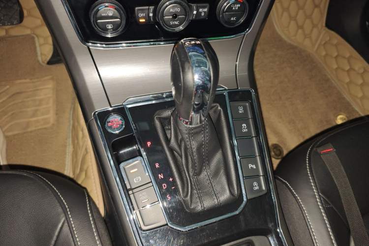 Used Volkswagen Passat 2017 330TSI DSG Luxury Edition Gear Lever