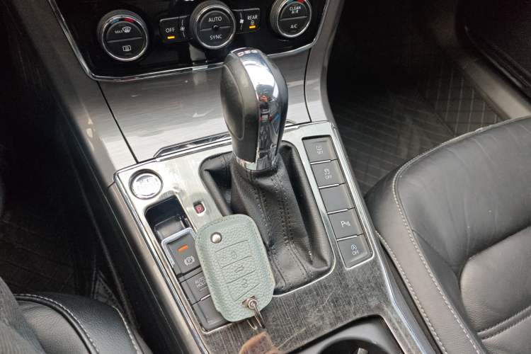 Used Volkswagen Passat 2017 330TSI DSG Luxury Edition Gear Lever
