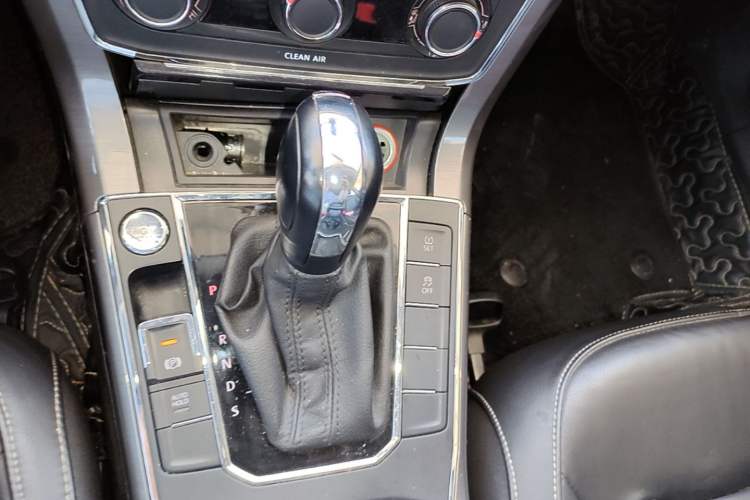 Used Volkswagen Passat  Gear Lever
