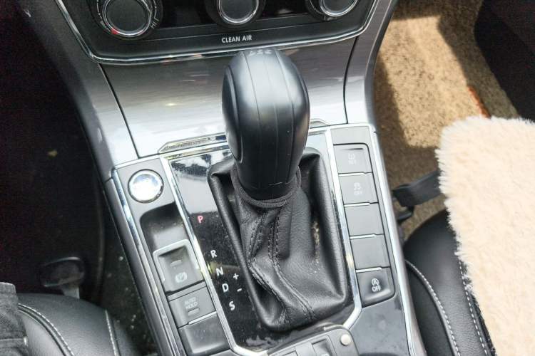 Used Volkswagen Passat 2017 280TSI DSG Luxury Edition Gear Lever