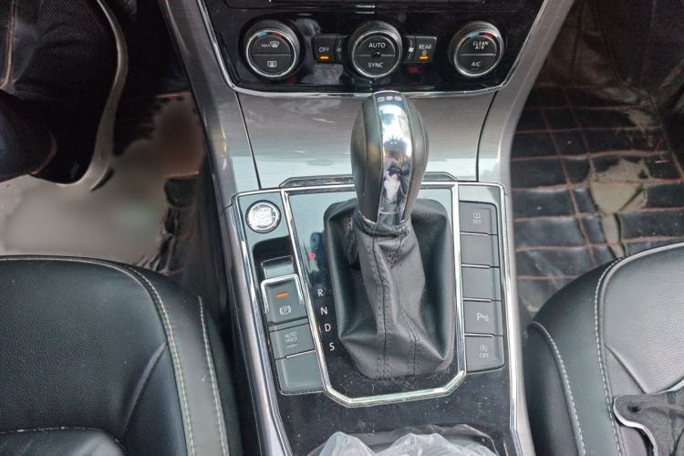 Used Volkswagen Passat 2017 330TSI DSG Luxury Edition Gear Lever