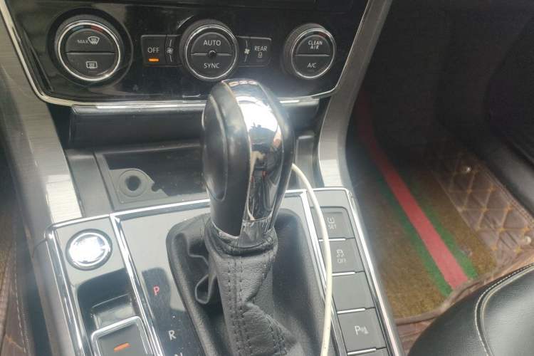 Used Volkswagen Passat 2017 330TSI DSG Luxury Edition Gear Lever