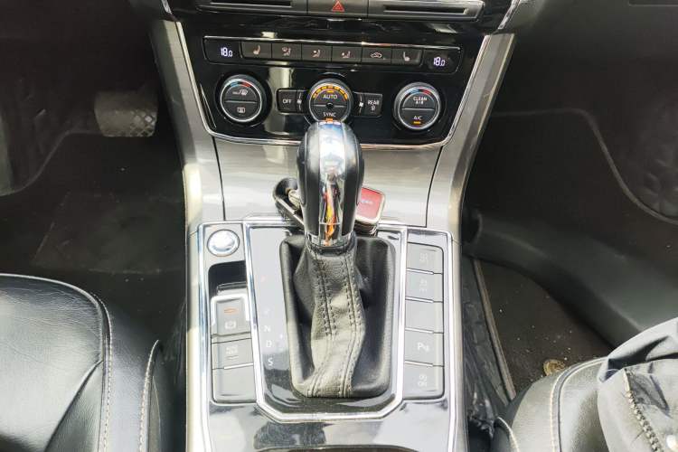 Used Volkswagen Passat 2017 280TSI DSG Luxury Edition Gear Lever