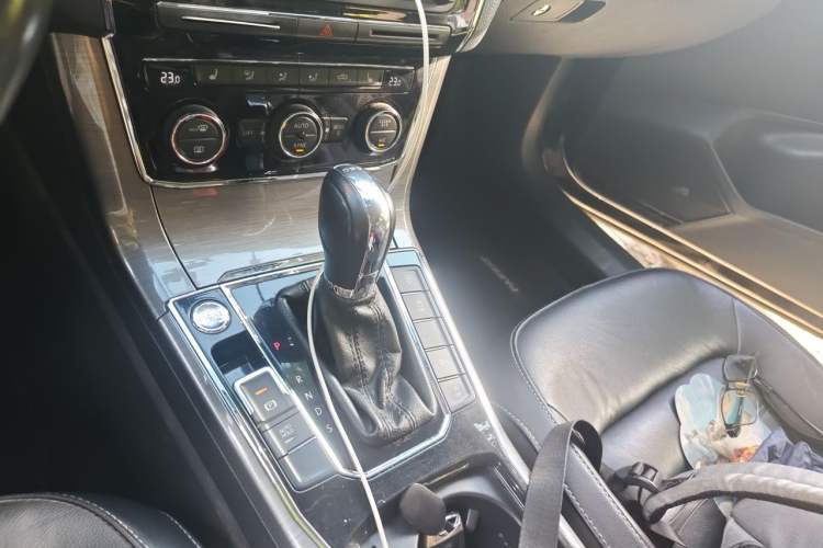 Used Volkswagen Passat 2017 330TSI DSG Luxury Edition Gear Lever