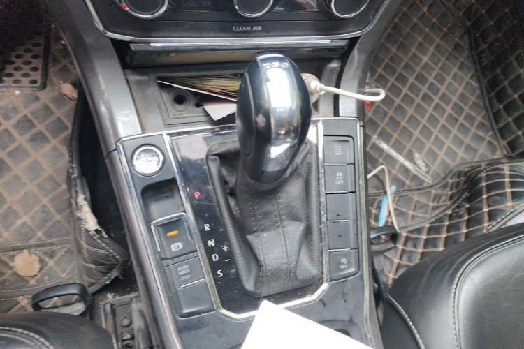 Used Volkswagen Passat 2017 280TSI DSG Luxury Edition Gear Lever