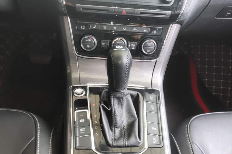 Used Volkswagen Passat 2017 330TSI DSG Luxury Edition Gear Lever