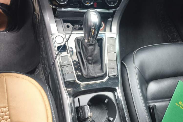 Used Volkswagen Passat 2017 330TSI DSG Luxury Edition Gear Lever