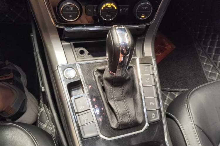Used Volkswagen Passat 2017 330TSI DSG Luxury Edition Gear Lever