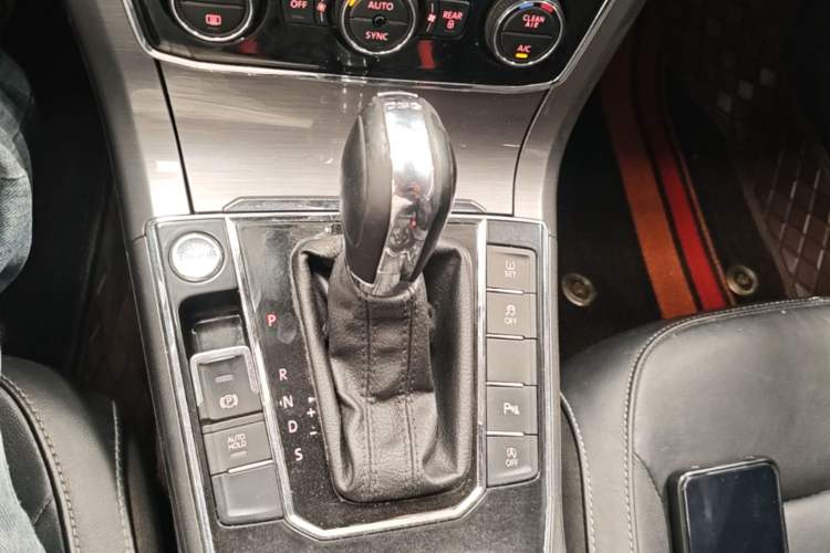 Used Volkswagen Passat 2017 330TSI DSG Luxury Edition Gear Lever