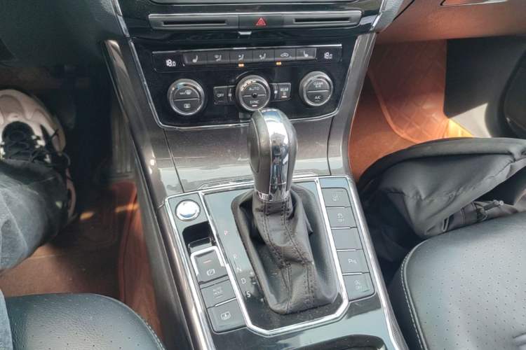 Used Volkswagen Passat 2017 330TSI DSG Prestige Edition Gear Lever