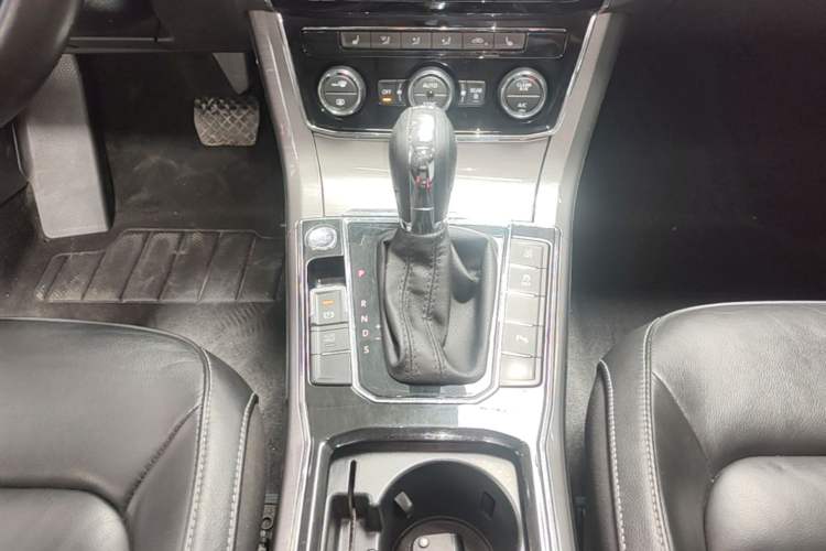 Used Volkswagen Passat 2017 330TSI DSG Luxury Edition Gear Lever