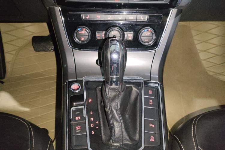 Used Volkswagen Passat 2017 330TSI DSG Luxury Edition Gear Lever
