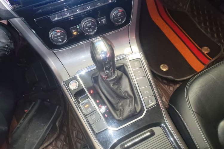 Used Volkswagen Passat 2017 330TSI DSG Luxury Edition Gear Lever