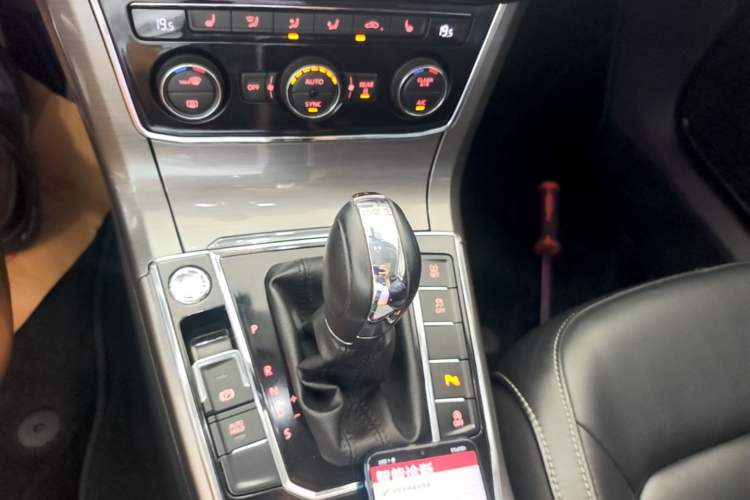 Used Volkswagen Passat 2017 330TSI DSG Luxury Edition Gear Lever