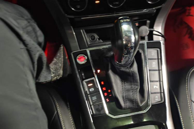 Used Volkswagen Passat 2017 330TSI DSG Luxury Edition Gear Lever