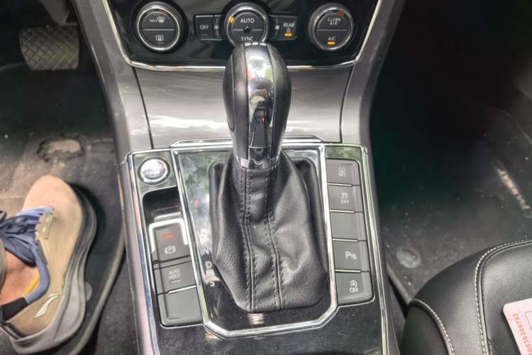 Used Volkswagen Passat 2017 280TSI DSG Luxury Edition Gear Lever