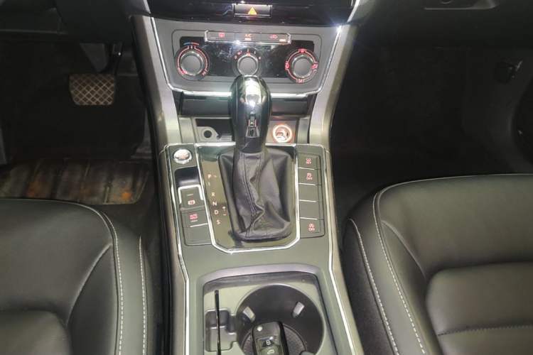 Used Volkswagen Passat 2017 280TSI DSG Luxury Edition Gear Lever