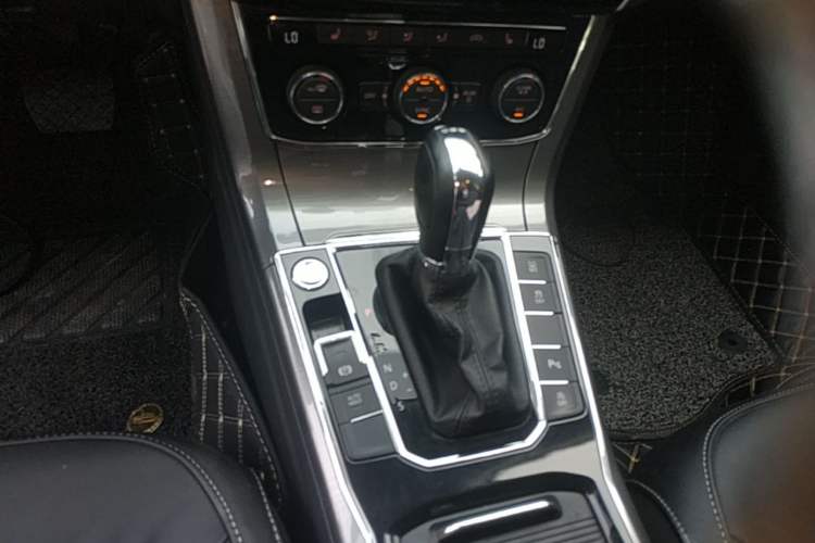 Used Volkswagen Passat 2017 330TSI DSG Luxury Edition Gear Lever