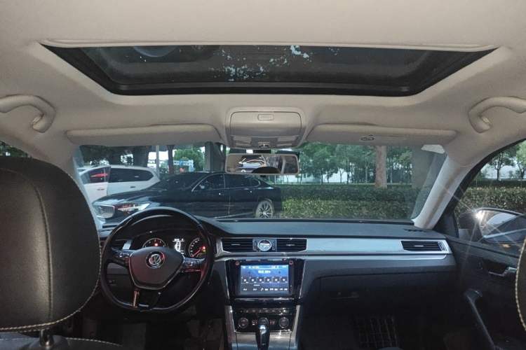 Used Volkswagen Passat 2017 330TSI DSG Luxury Edition Headliner