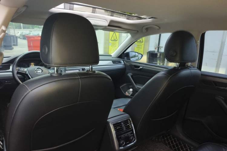 Used Volkswagen Passat 2017 330TSI DSG Luxury Edition Headliner