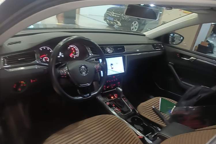 Used Volkswagen Passat 2017 280TSI DSG Luxury Edition Headliner