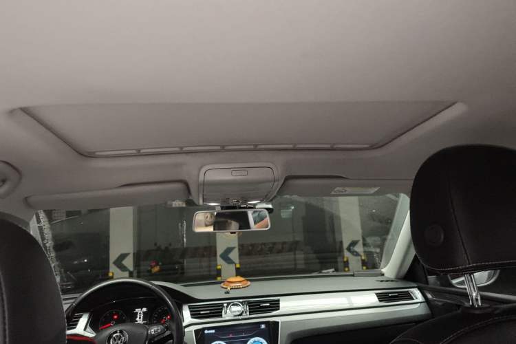 Used Volkswagen Passat 2017 330TSI DSG Luxury Edition Headliner