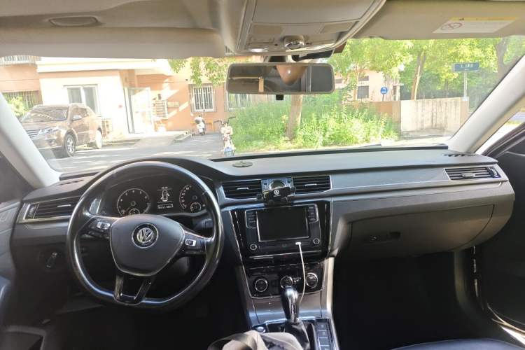 Used Volkswagen Passat 2017 330TSI DSG Luxury Edition Headliner