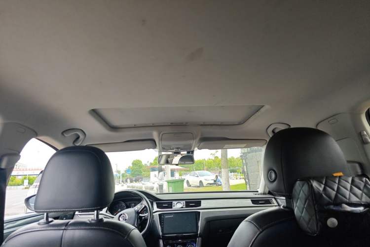 Used Volkswagen Passat 2017 330TSI DSG Luxury Edition Headliner