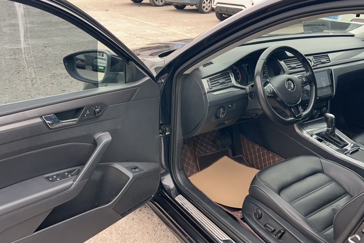 Used Volkswagen Passat 2017 330TSI DSG Luxury Edition Interior 2