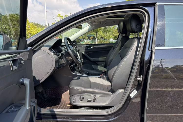 Used Volkswagen Passat 2017 330TSI DSG Luxury Edition Interior 2