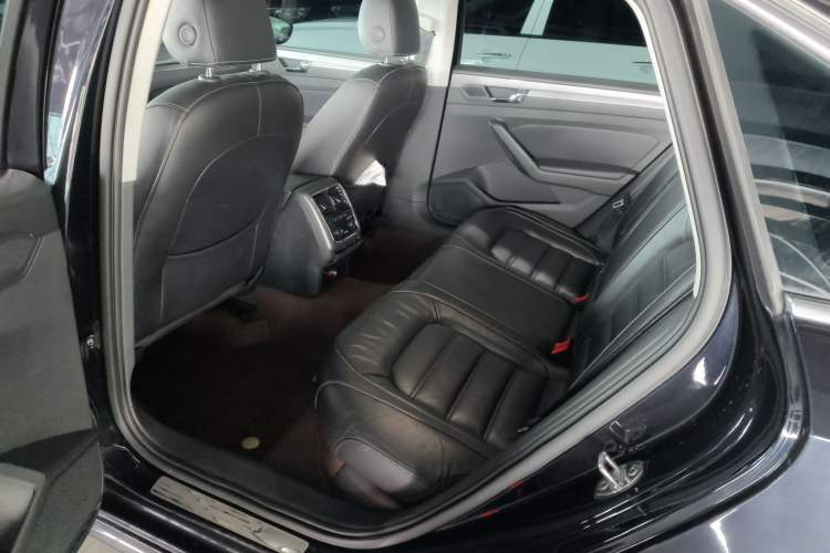 Used Volkswagen Passat 2017 330TSI DSG Luxury Edition Interior 3