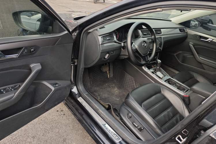 Used Volkswagen Passat 2017 330TSI DSG Luxury Edition Interior 3