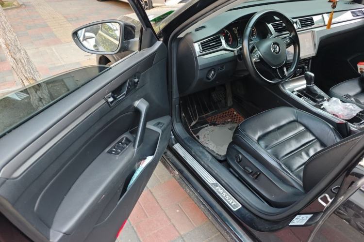 Used Volkswagen Passat 2017 330TSI DSG Luxury Edition Interior 3