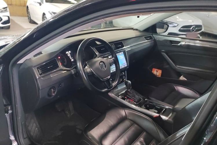 Used Volkswagen Passat 2017 330TSI DSG Luxury Edition Interior 4