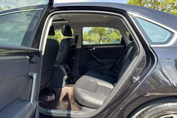 Used Volkswagen Passat 2017 330TSI DSG Luxury Edition Interior 4