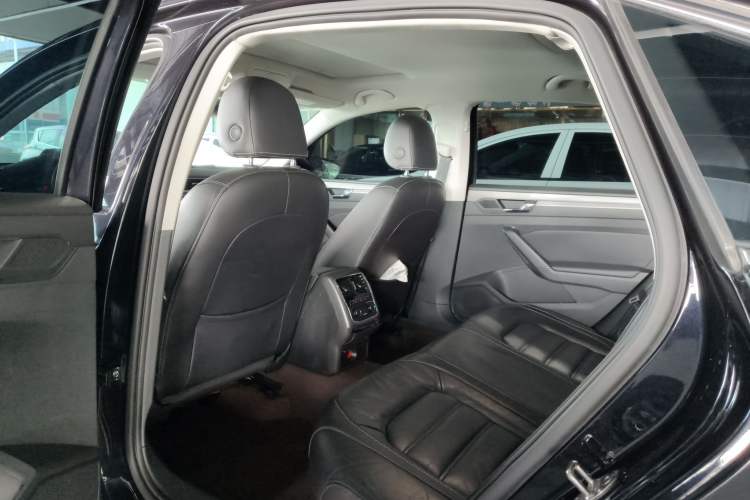 Used Volkswagen Passat 2017 330TSI DSG Luxury Edition Interior 4