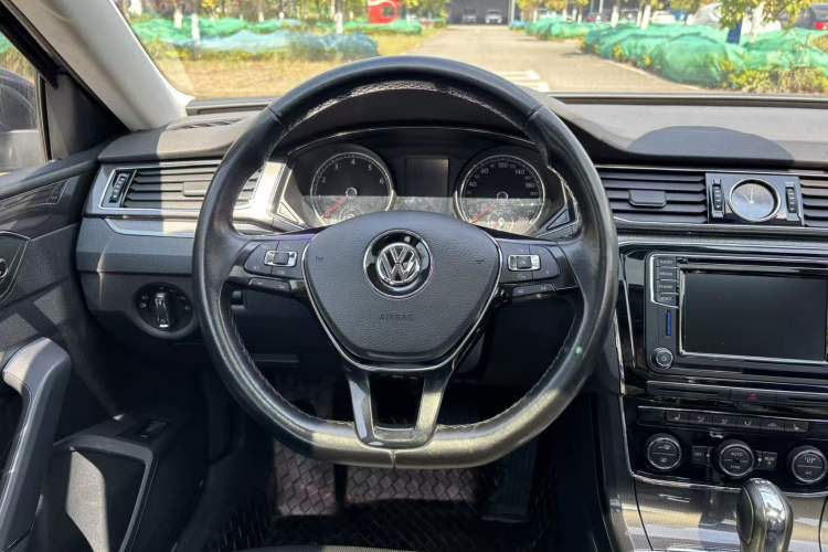 Used Volkswagen Passat 2017 330TSI DSG Luxury Edition Interior 5