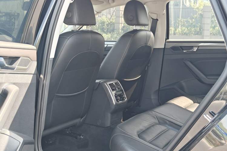 Used Volkswagen Passat 2017 330TSI DSG Luxury Edition Interior 5