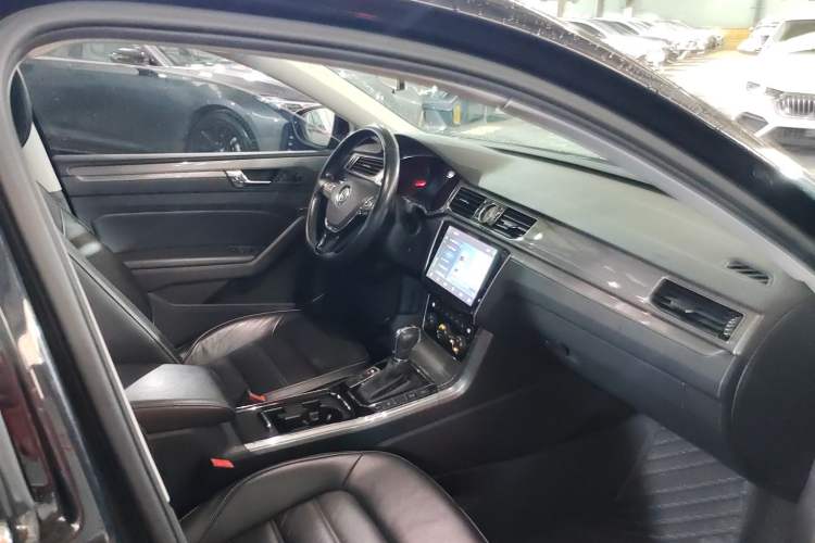 Used Volkswagen Passat 2017 330TSI DSG Luxury Edition Interior 6