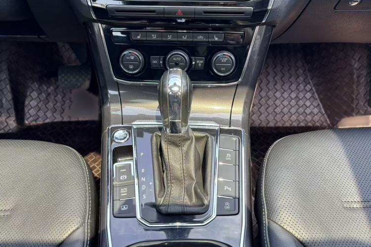 Used Volkswagen Passat 2017 330TSI DSG Luxury Edition Interior 7